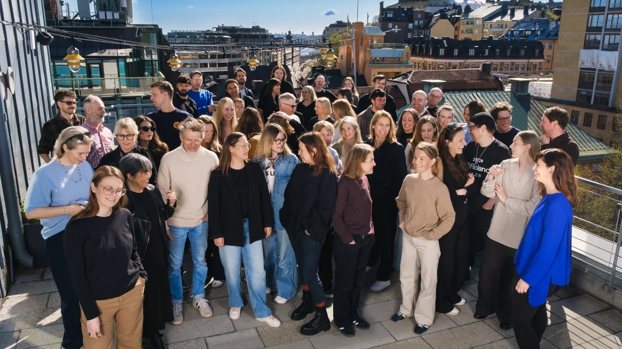 IW Agencys team samlat på takterassen med Stockholms stadsbild i bakgrunden.